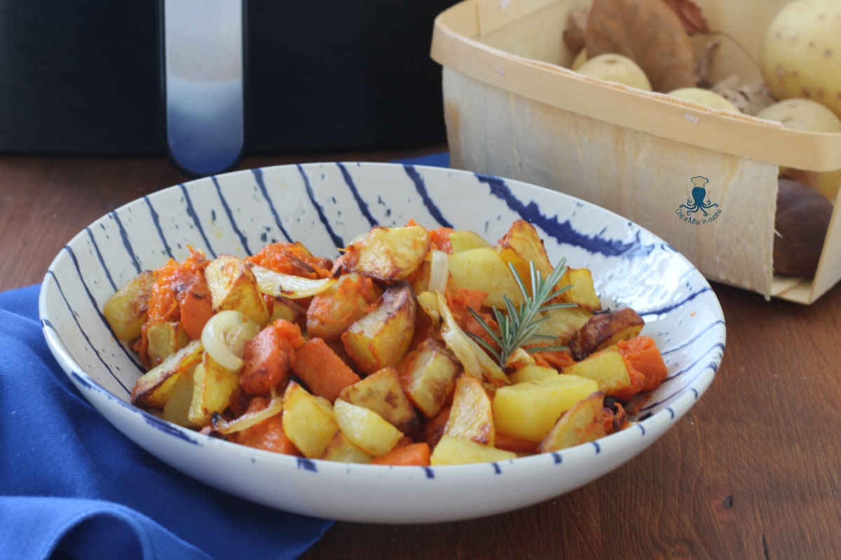 Abóbora com batatas e cebolas na fritadeira elétrica
