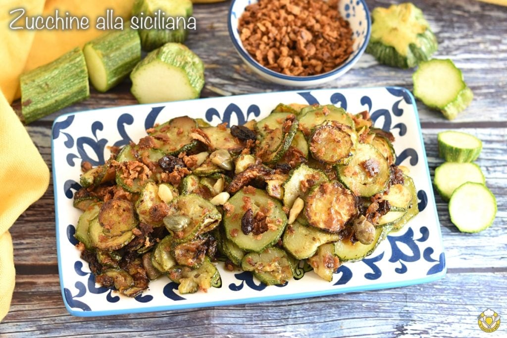abobrinha à siciliana na frigideira com farinha de rosca, passas, pinhões, alcaparras o chicco di mais