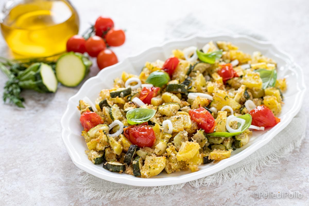Abobrinha e batatas gratinadas com tomatinhos no forno