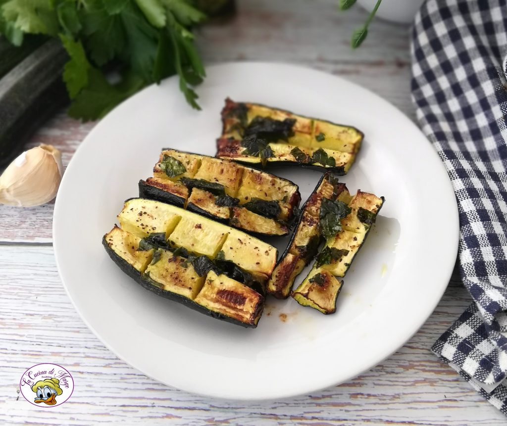 abobrinhas em tabuleiro na fritadeira a ar.