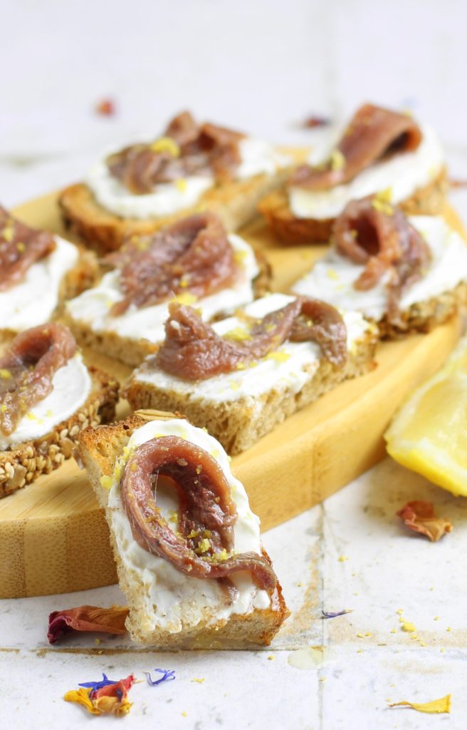 Crostini de anchovas e robiola: entrada fácil, fresca e muito rápida