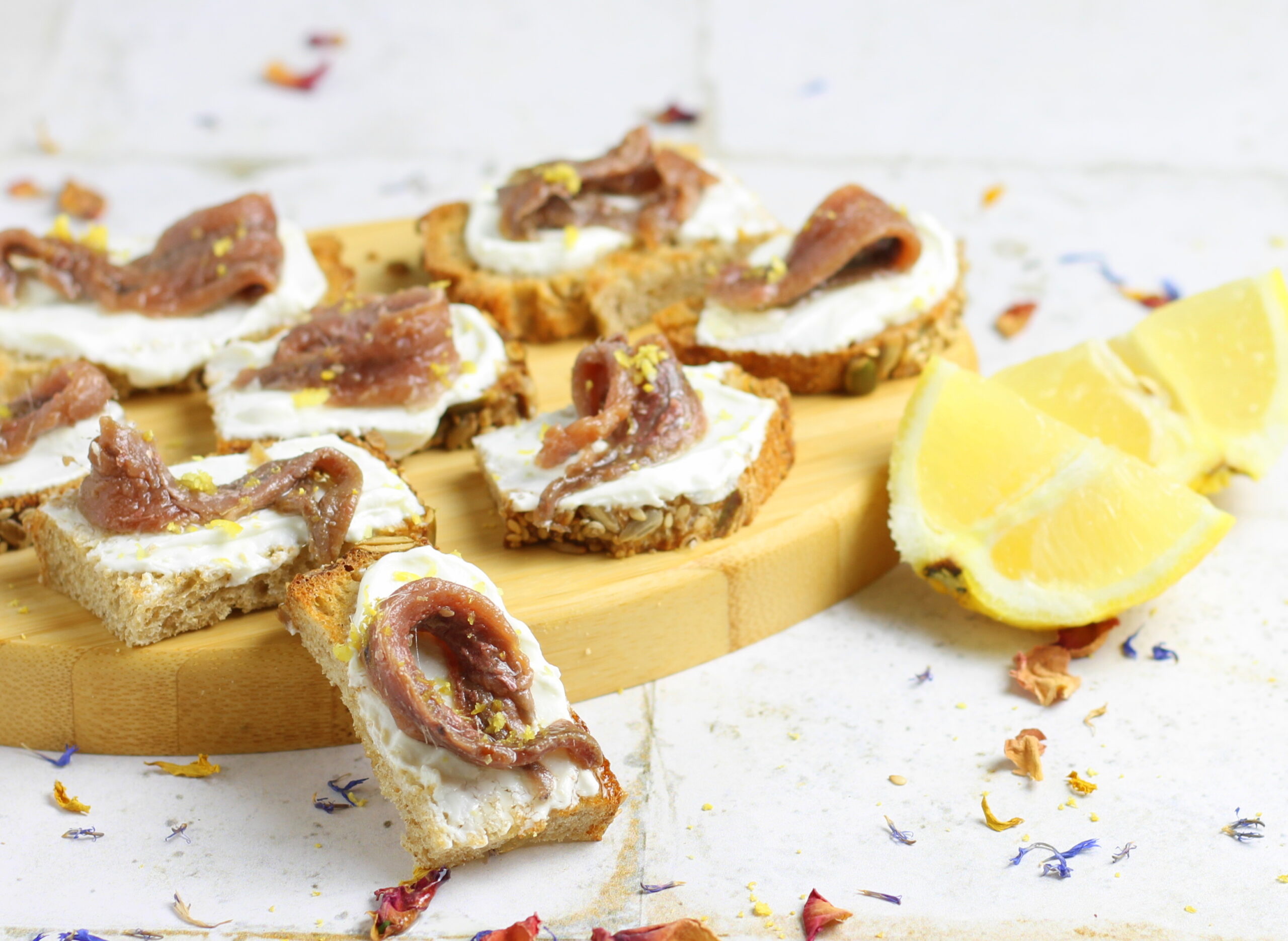 Crostini de anchovas e robiola: entrada fácil, fresca e muito rápida