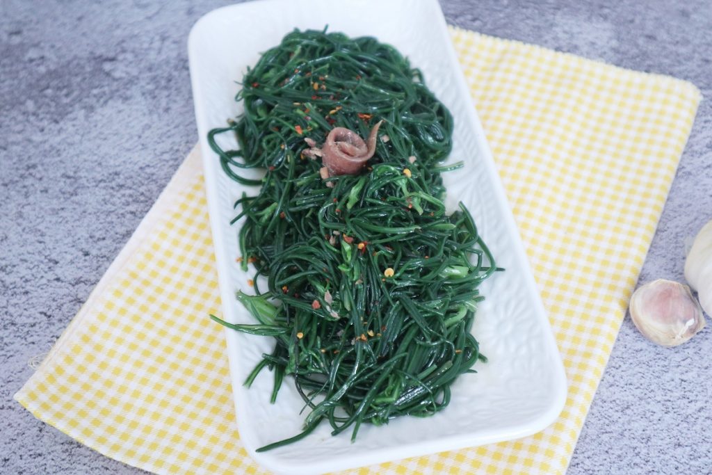 Agrião com anchovas, azeite e pimenta