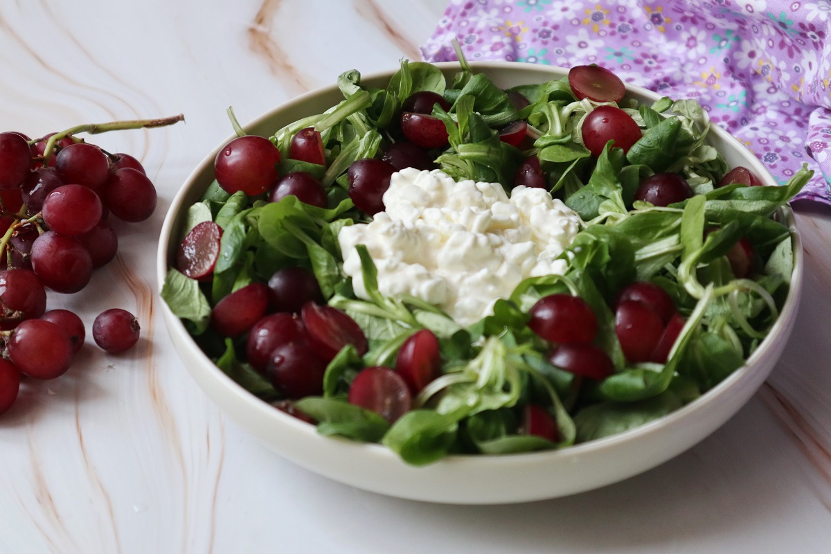 Salada de agrião com uvas e queijo cottage