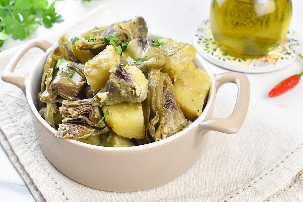 Alcachofras com batatas ensopadas na panela