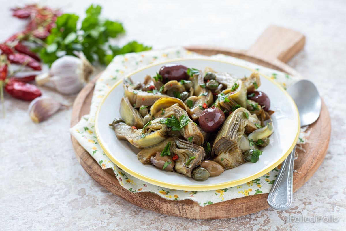 Alcachofras à napolitana com azeitonas e alcaparras