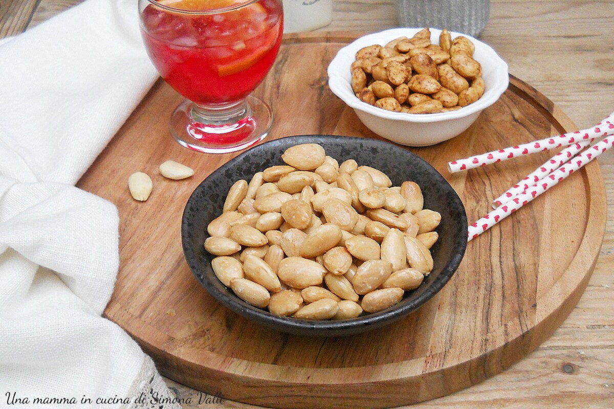 Amêndoas salgadas e torradas para aperitivo