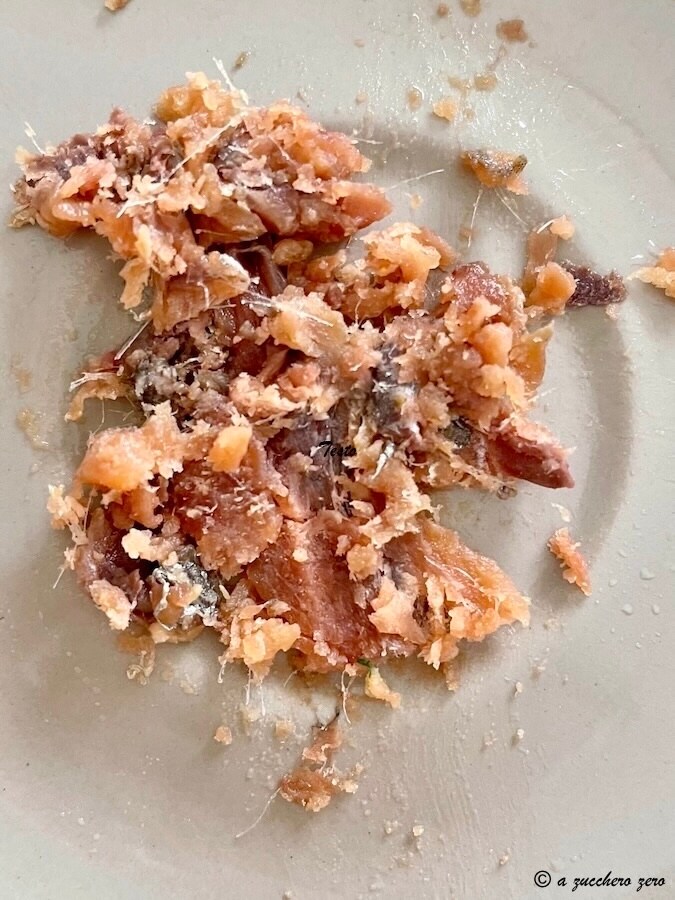 anchovas bem escorridas em pedaços