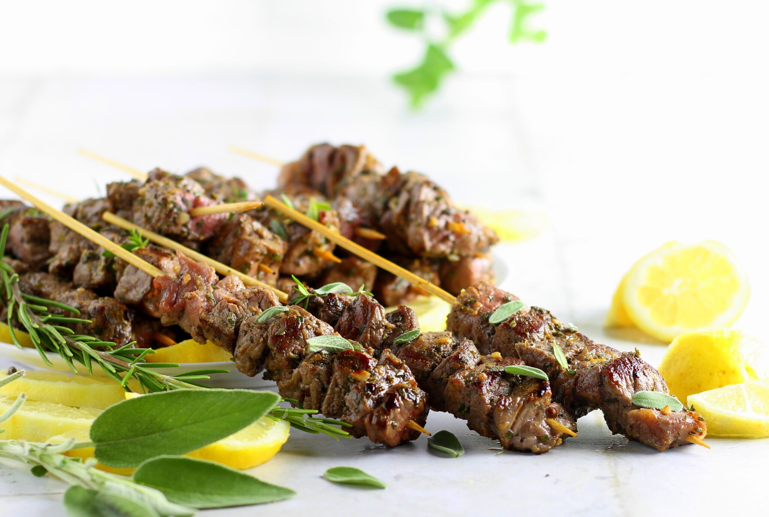 Espetinhos de carne bovina com ervas