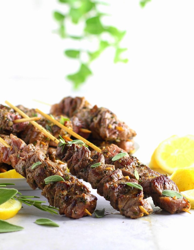 Espetinhos de carne bovina com ervas