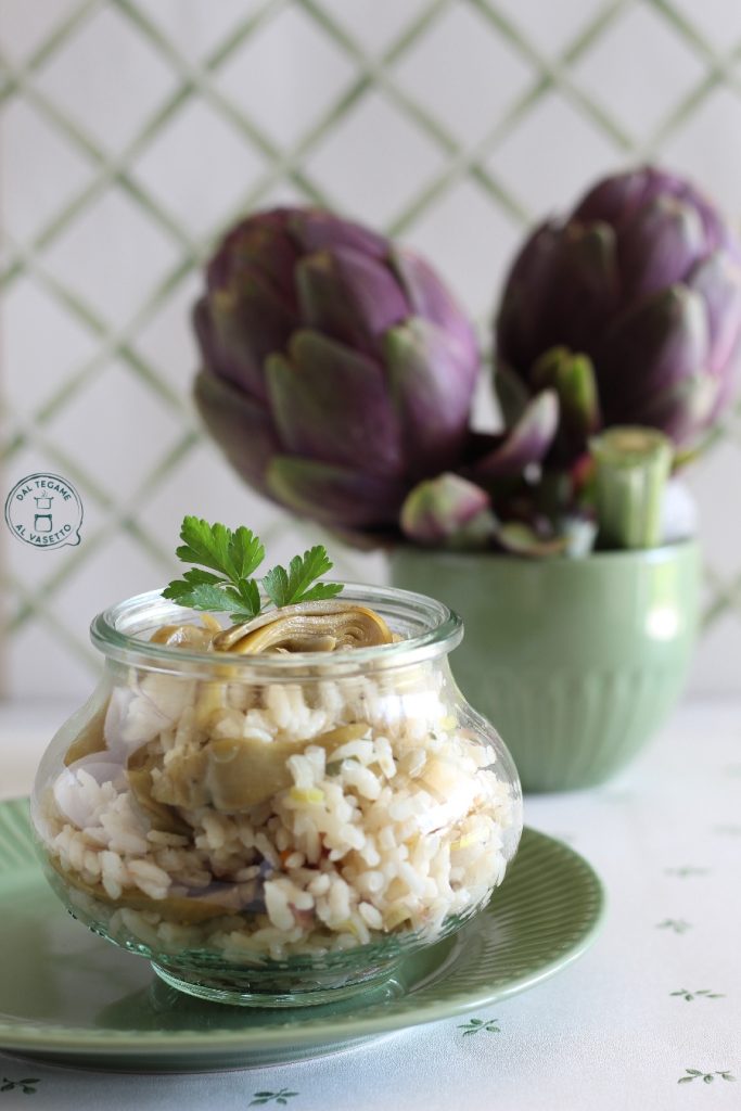 arroz com alcachofras cozido no pote no micro-ondas