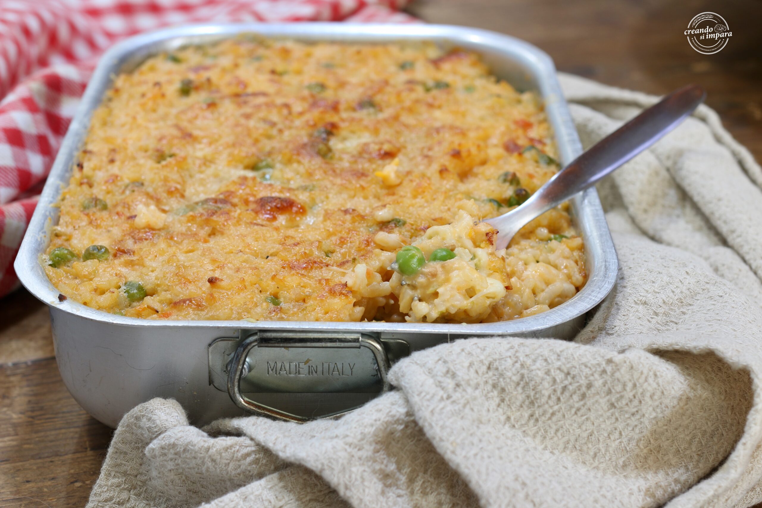 Arroz de forno saboroso e cremoso