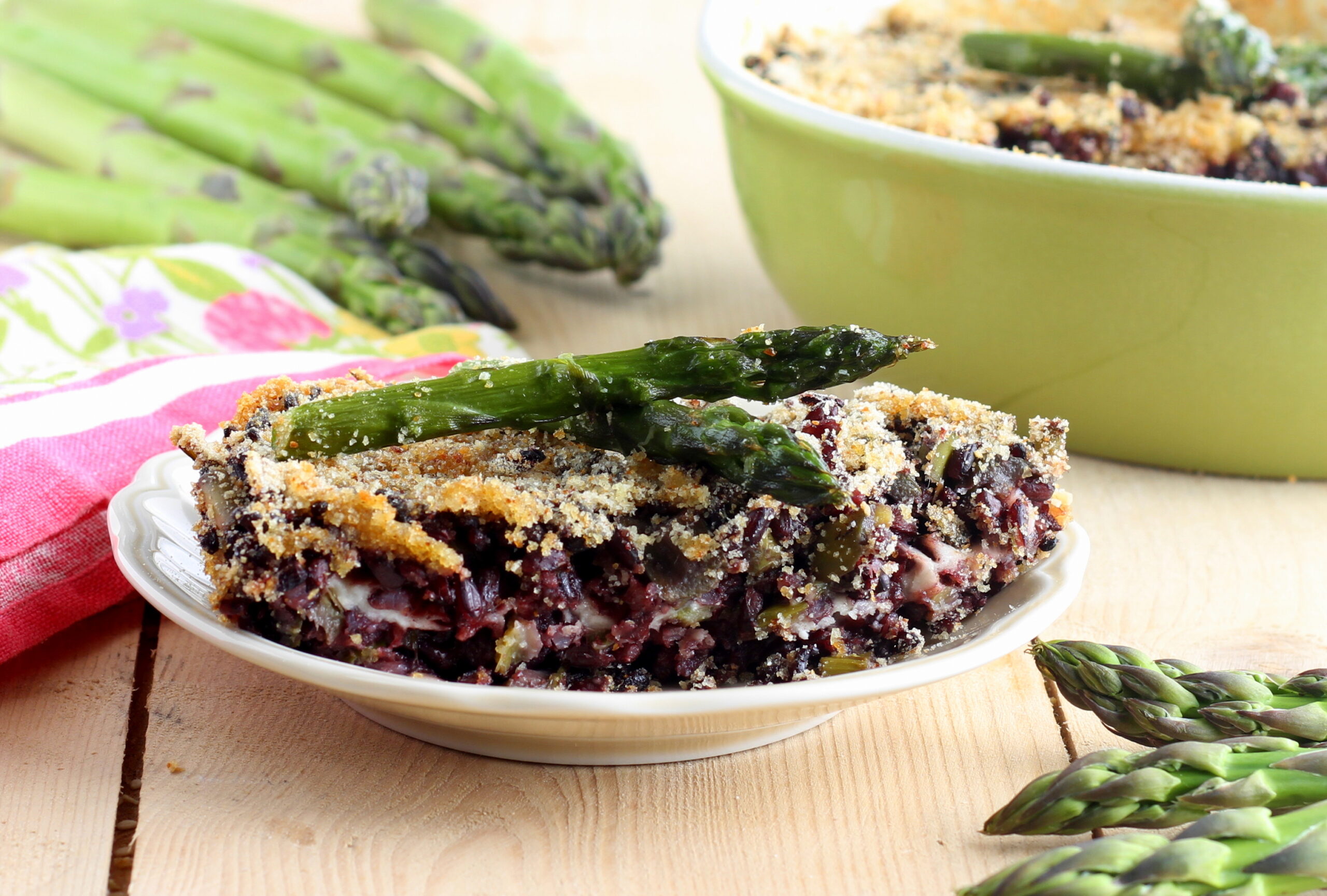 Tortinha de arroz negro com aspargos
