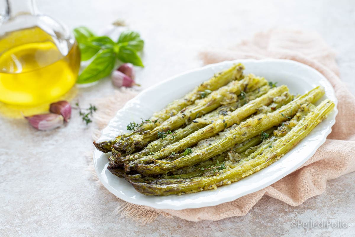 Aspargos gratinados muito simples com ervas aromáticas