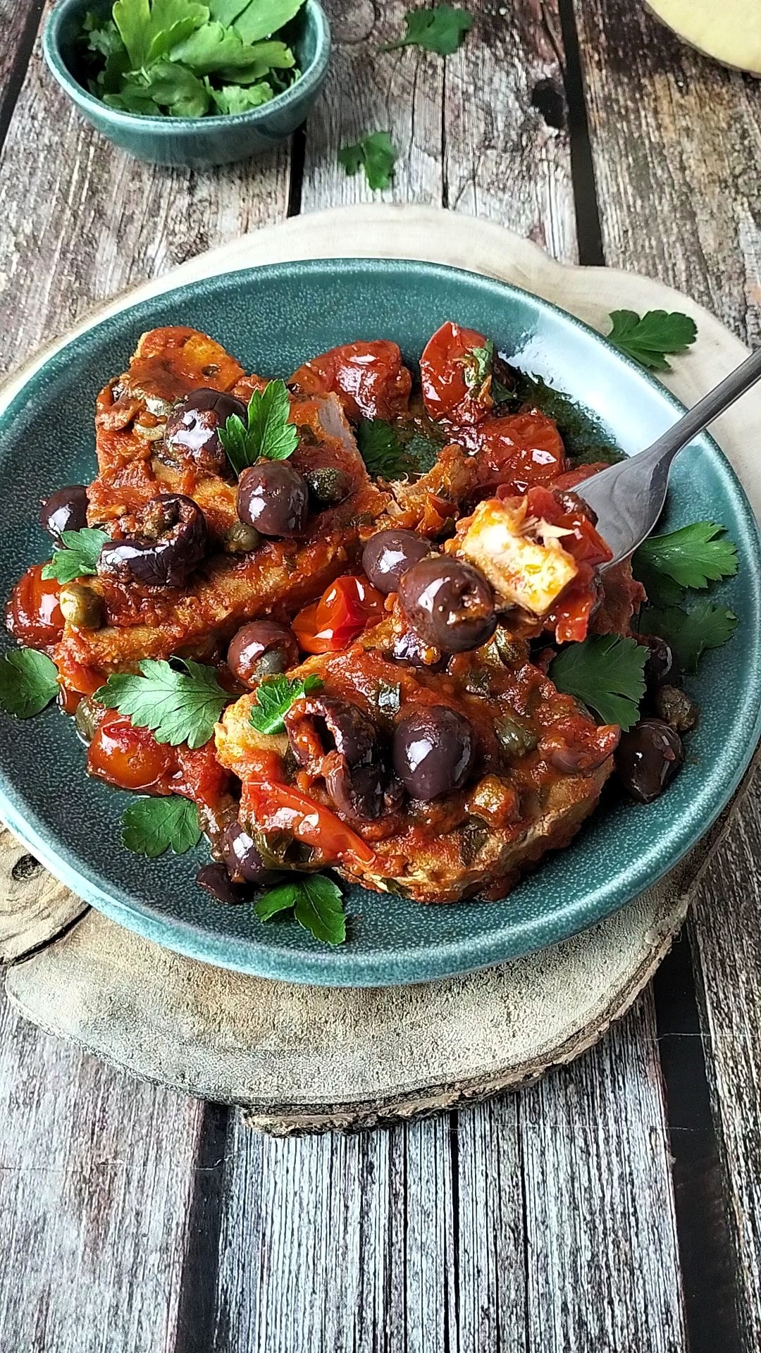 Atum à pizzaiola, o segundo prato de peixe leve e perfumado com sabor tipicamente mediterrâneo