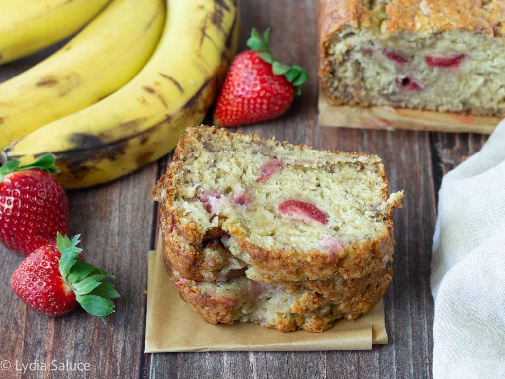 banana bread com morangos