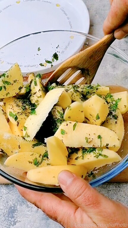 batatas assadas com salsa, sálvia e bacon