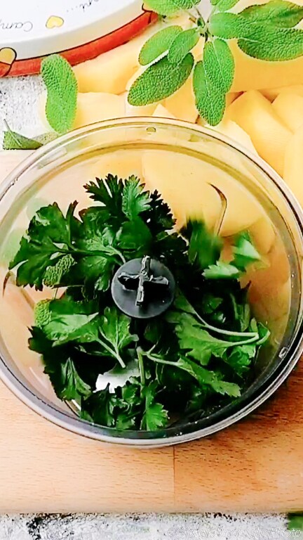 batatas assadas com salsa, sálvia e bacon