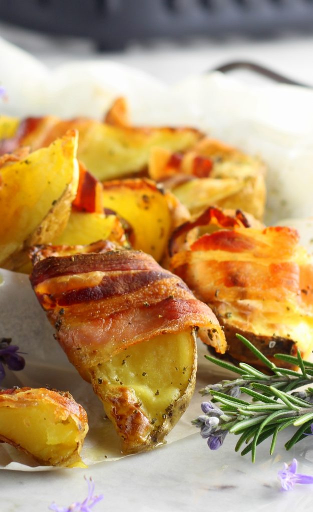 Batatas e bacon na fritadeira a ar