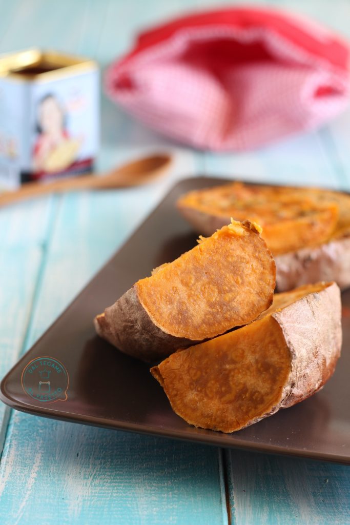 pedaços de batatas-doces no prato cozidas no micro-ondas com a casca