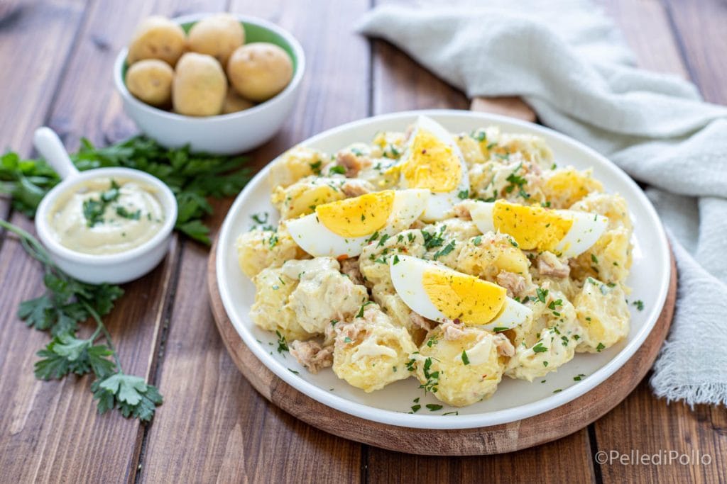 batatas com molho de atum e ovos cozidos