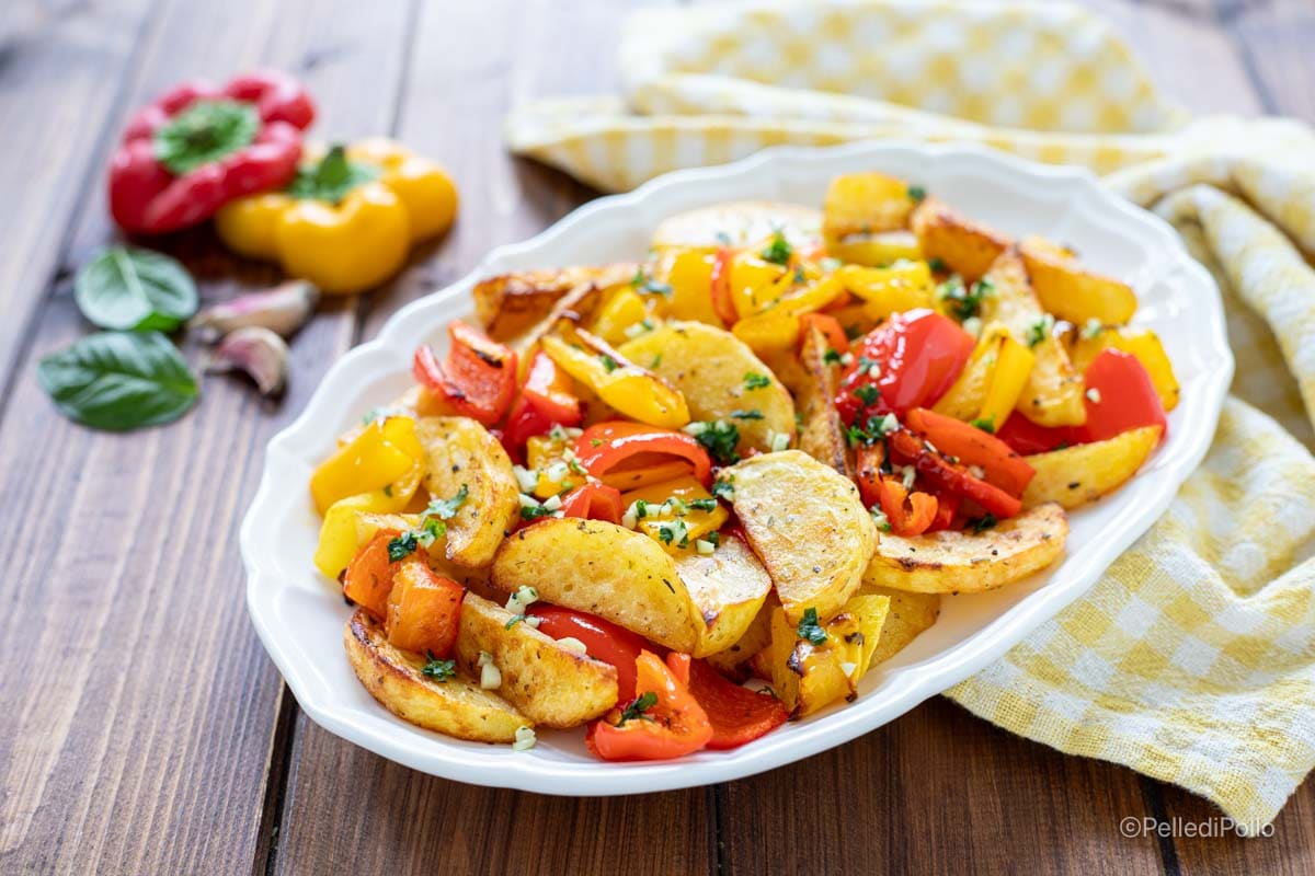 Batatas e pimentões na fritadeira elétrica