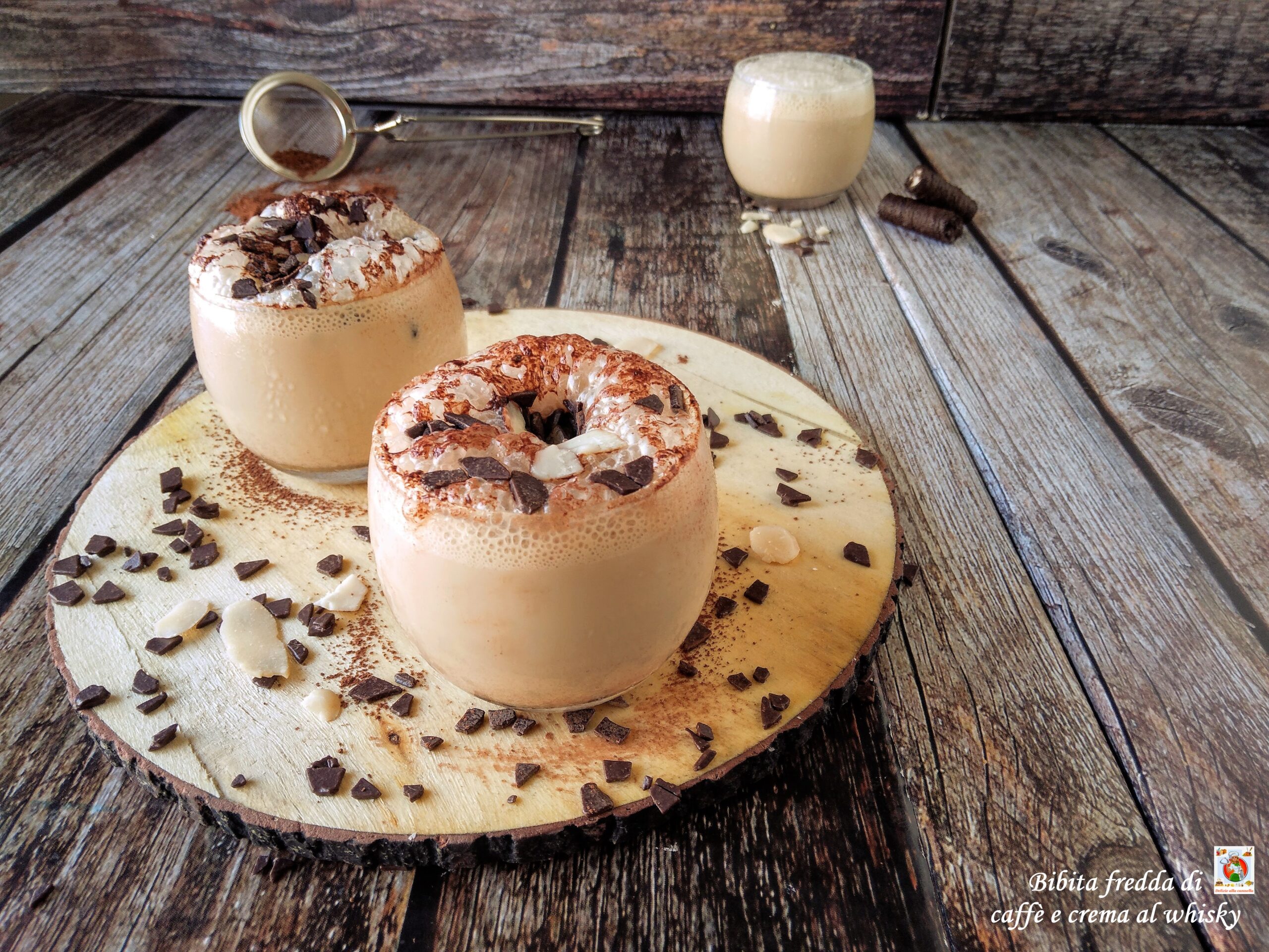 Bebida gelada de café e creme de whisky