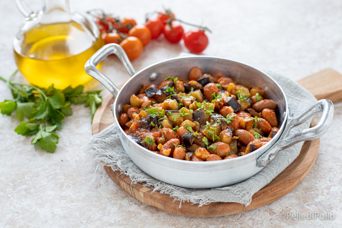 Berinjela e feijão na frigideira com molho de tomate