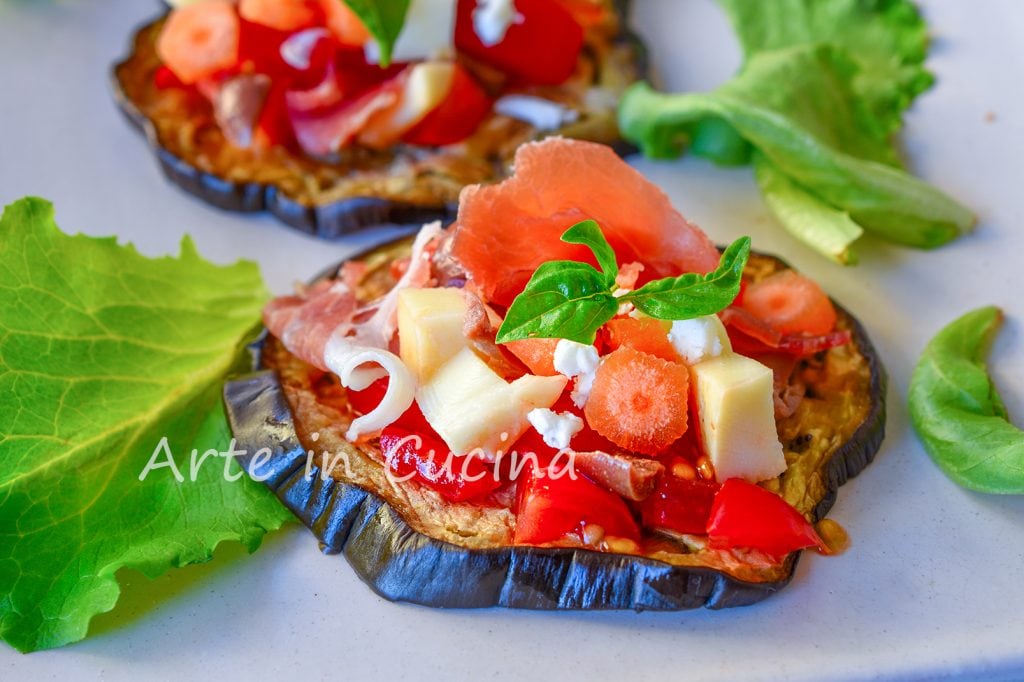 Berinjelas grelhadas com speck e vegetais