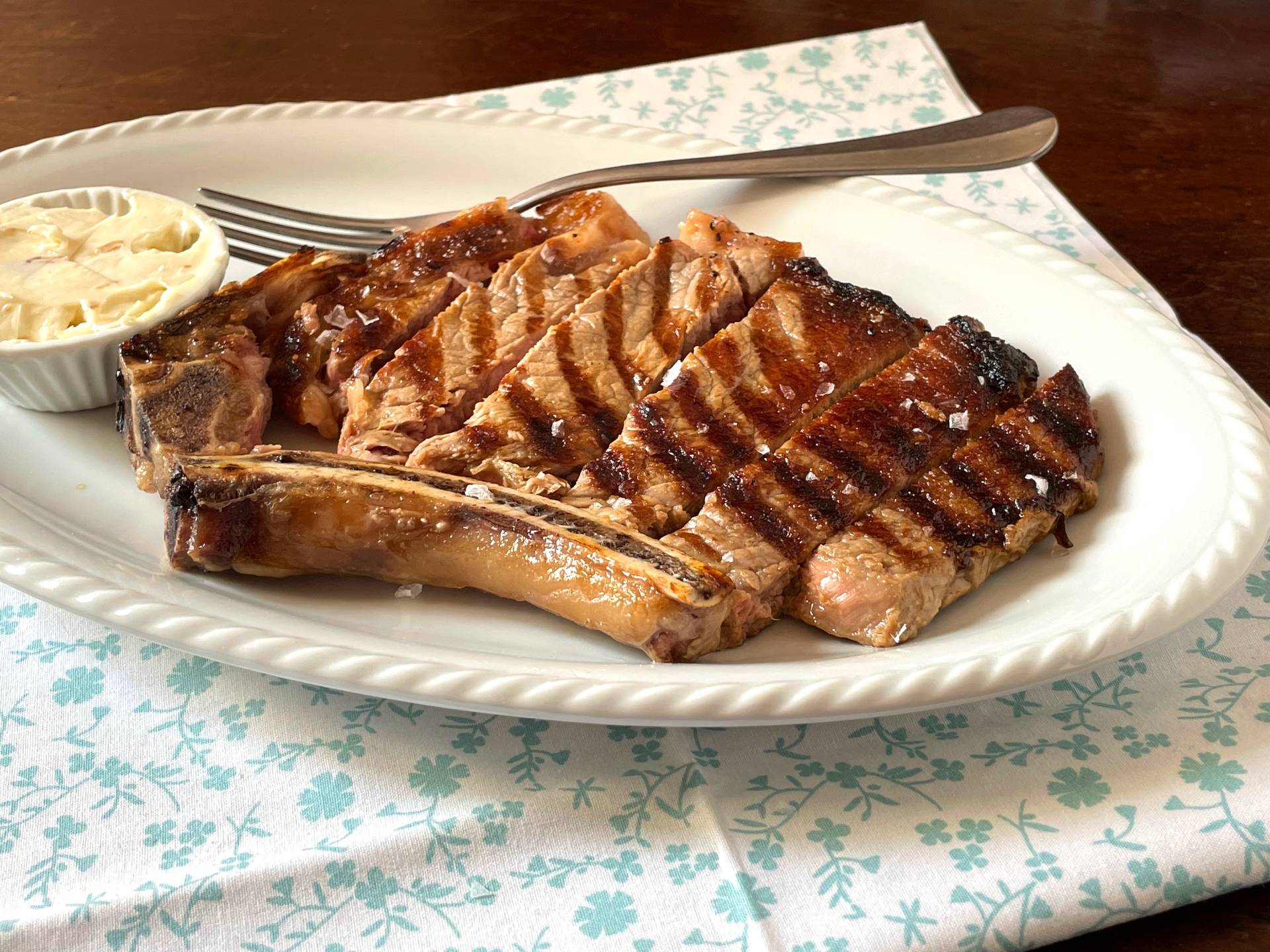 Bife de Angus com manteiga de anchovas