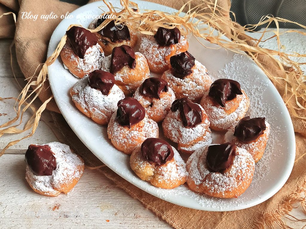 Bignè fritos romanos com creme de chocolate sem ovos macios e gordinhos com alguns truques serão perfeitos, os famosos doces fritos como as castagnole que se preparam não só no Carnaval