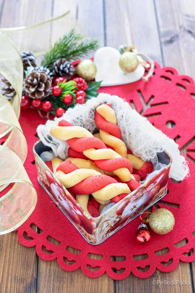 biscoitos trançados brancos e vermelhos