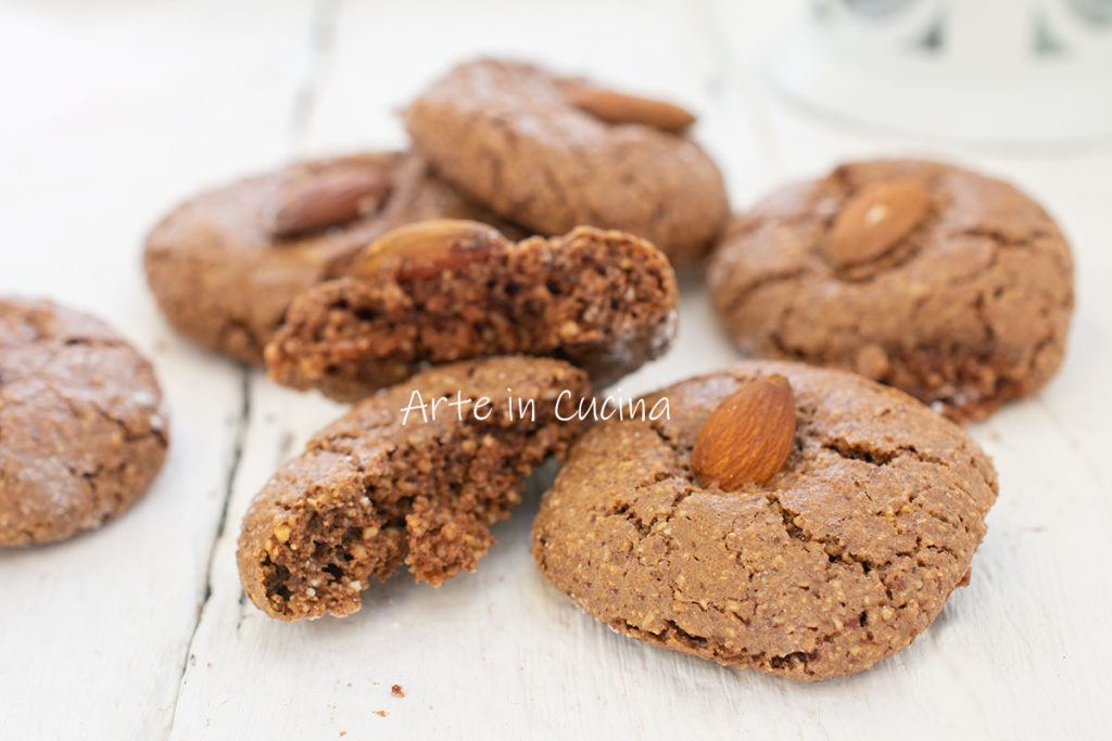 Biscoitos macios de amêndoas e cacau
