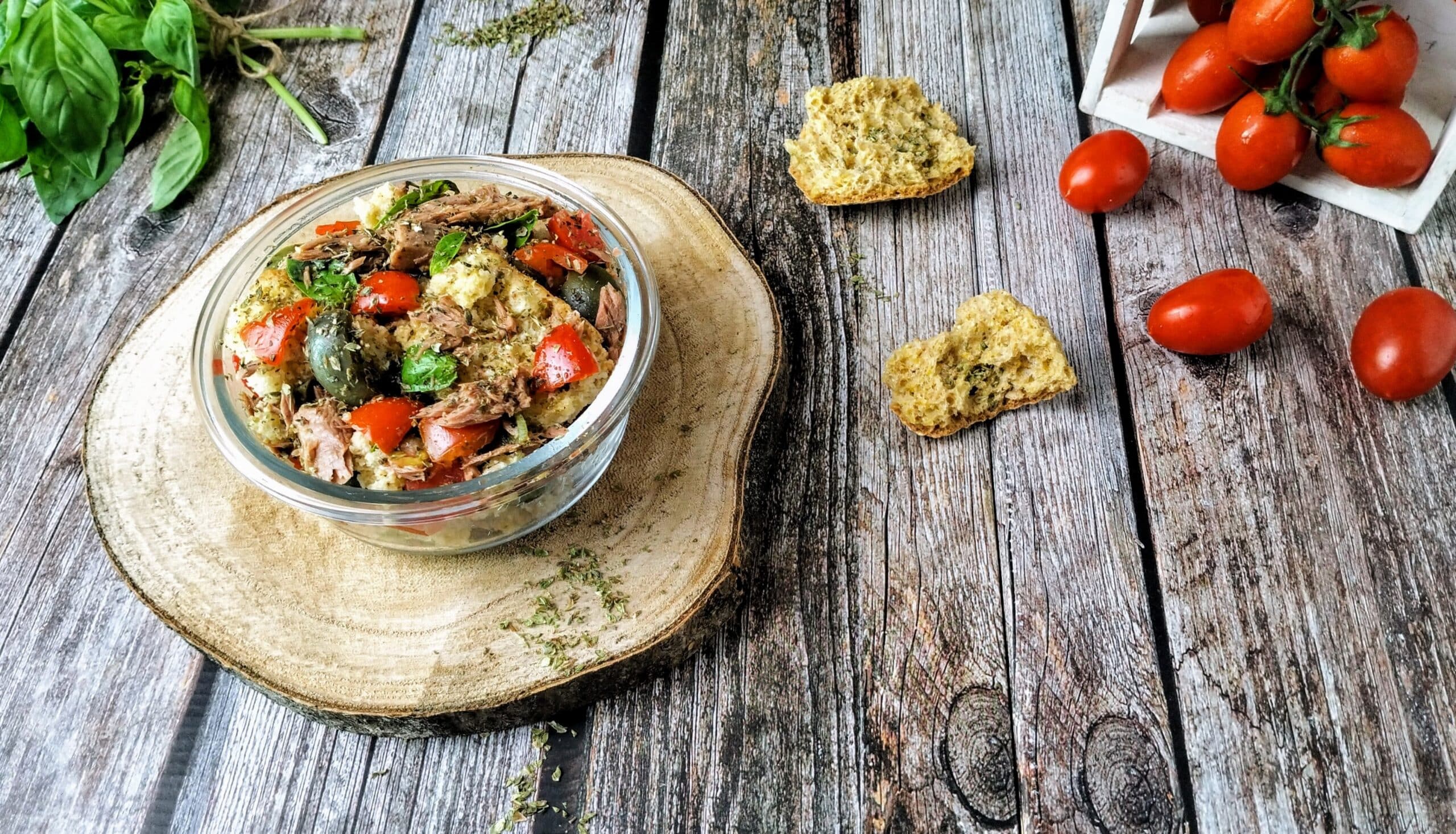 Biscoitos de trigo com tomates e atum: prato único refrescante e cheio de sabor
