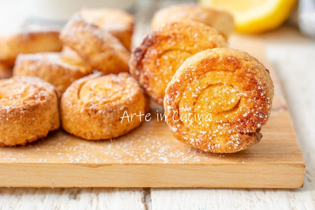 Biscoitos enrolados de limão