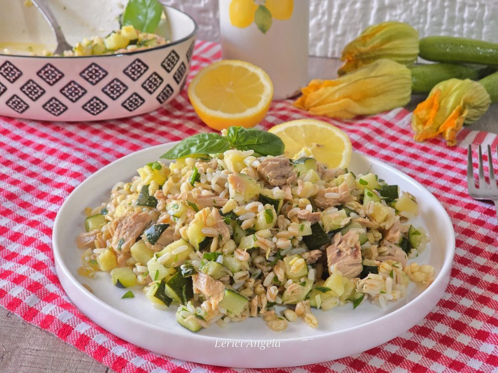 Salada de arroz com abobrinha e atum pronta em apenas vinte minutos