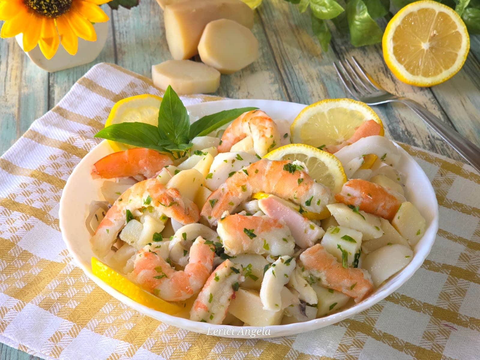 Salada de batata com camarão e lula