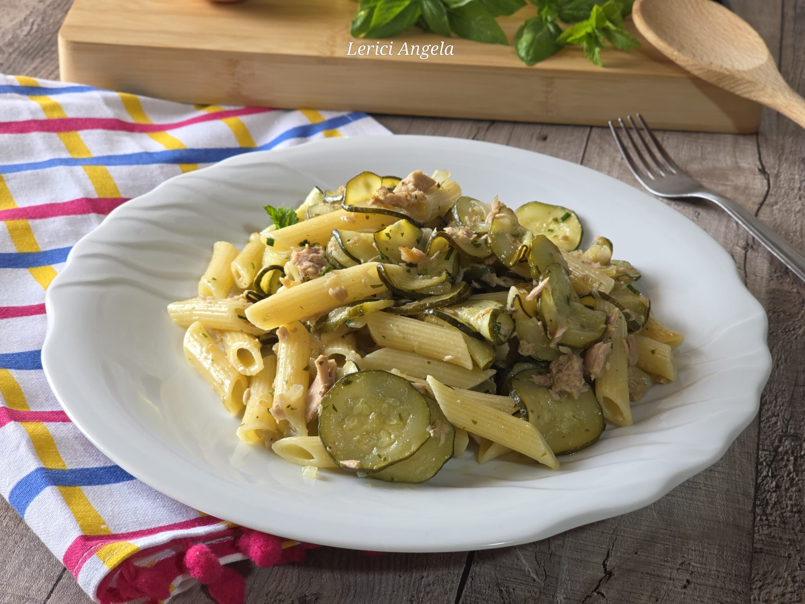 Macarrão com abobrinha e atum