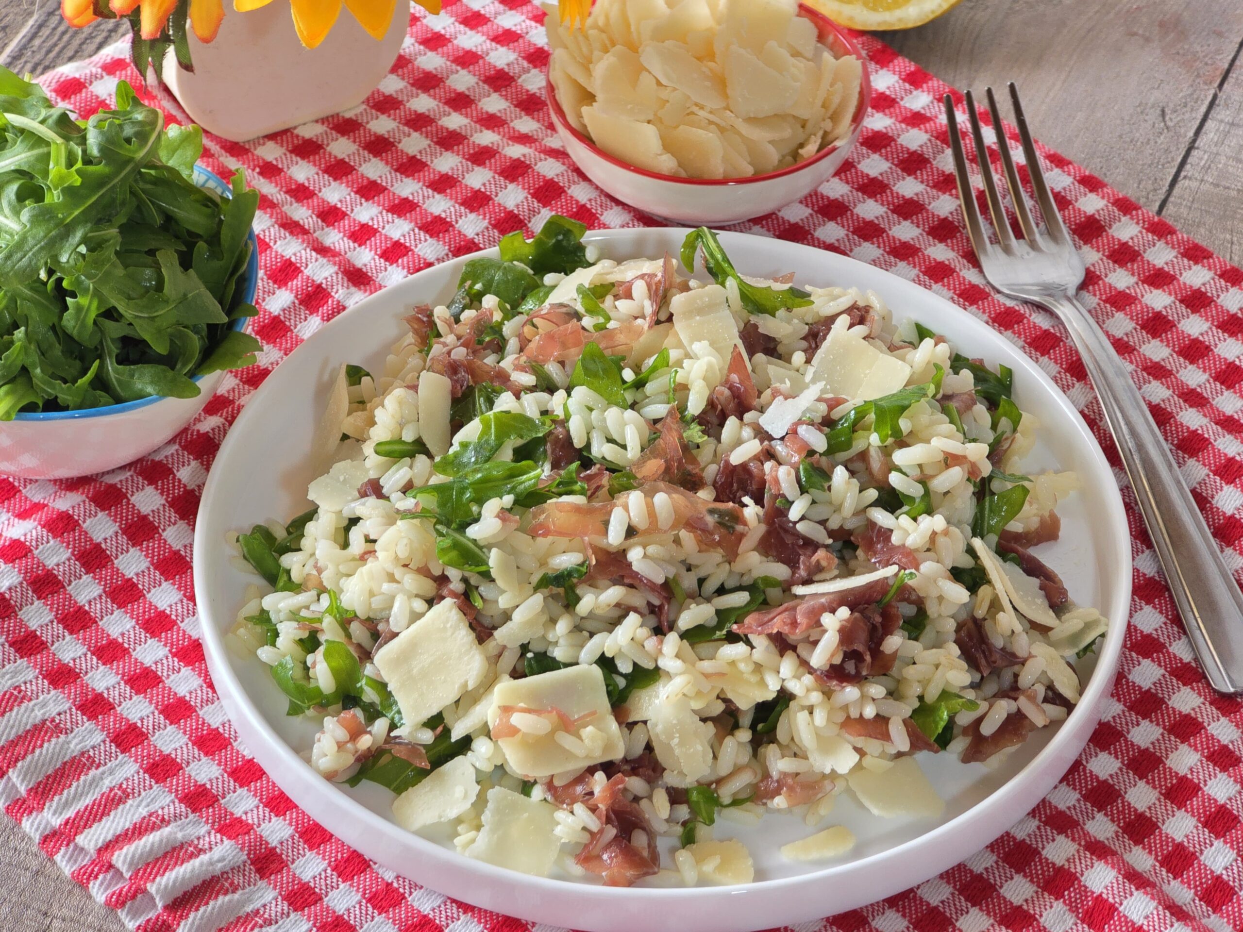 Salada de arroz com bresaola e rúcula