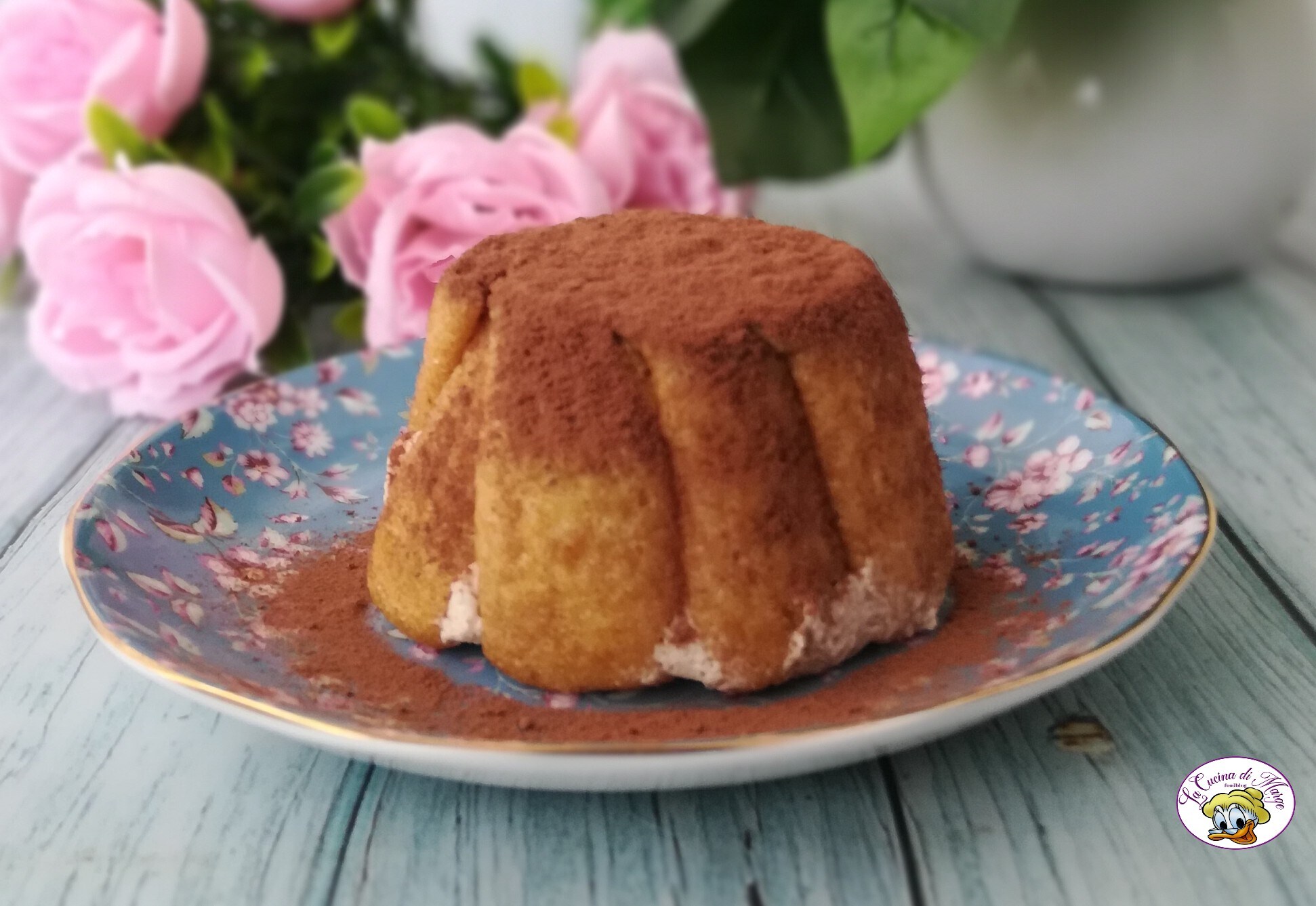 Bolinho de pavesini com café