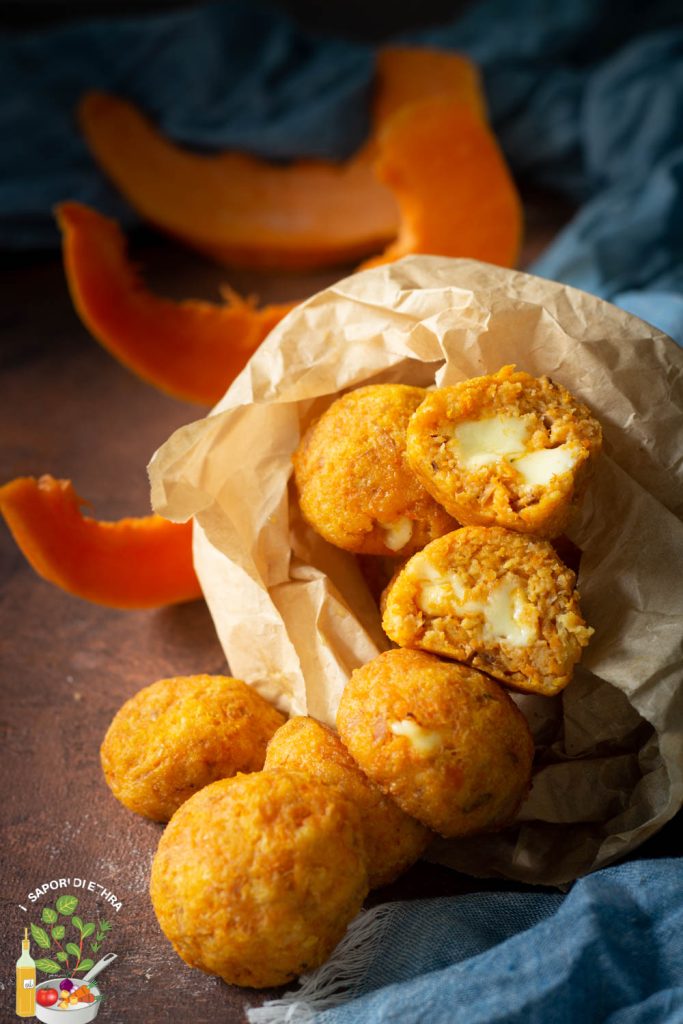 Bolinhos de abóbora e atum assados com queijo derretido