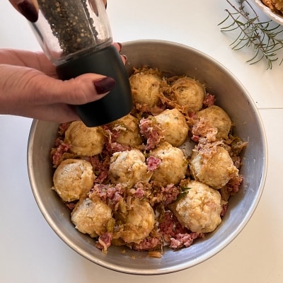 condimentar os bolinhos de polenta com pimenta
