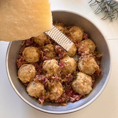 bolinhos de polenta em bandeja para cozinhar na fritadeira elétrica
