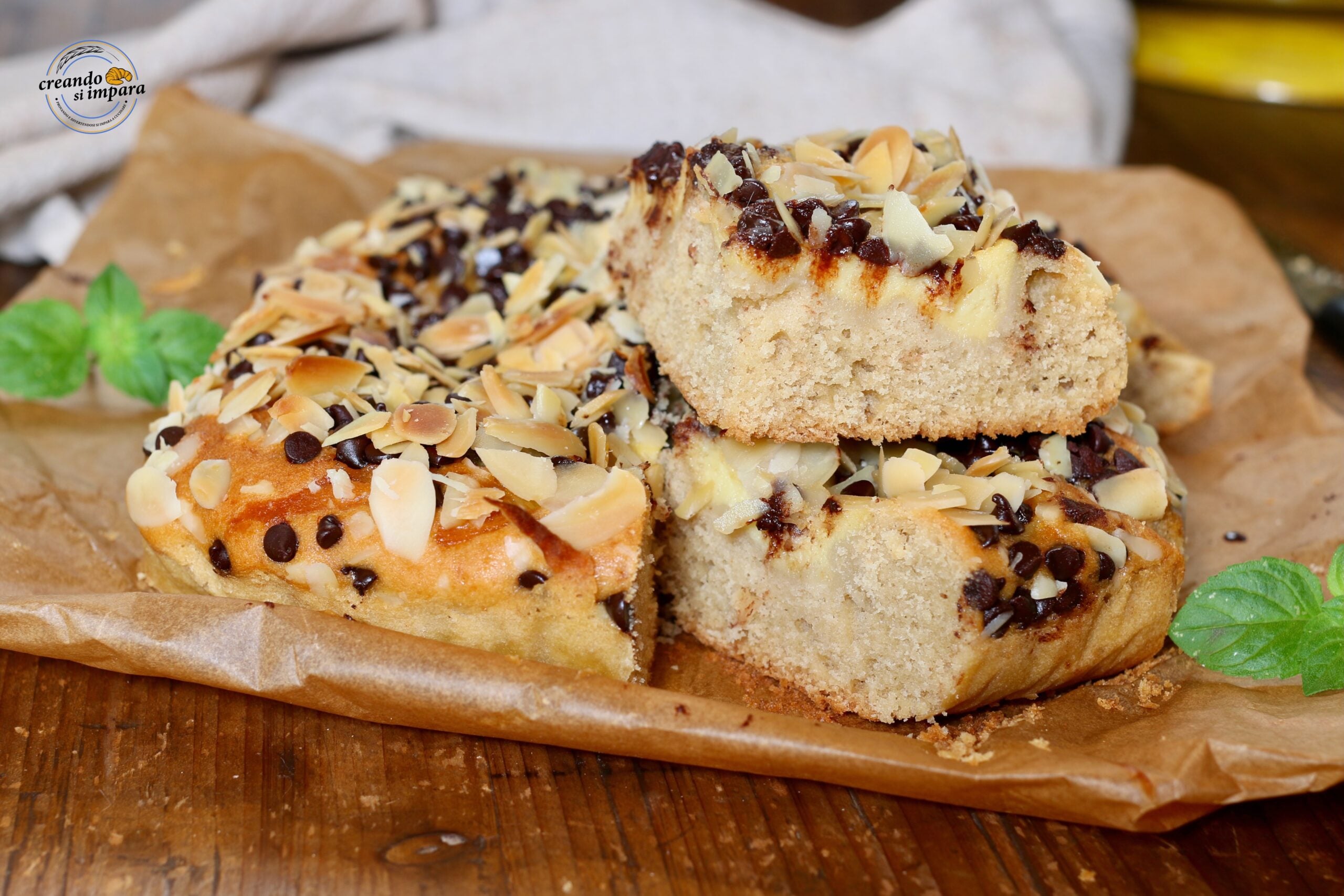 Bolo 5 minutos com creme e gotas de chocolate