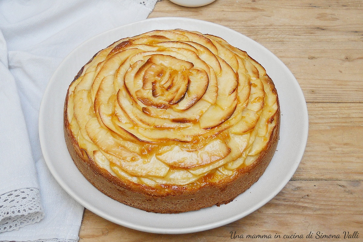 Bolo de 5 minutos com maçãs e geleia de laranja