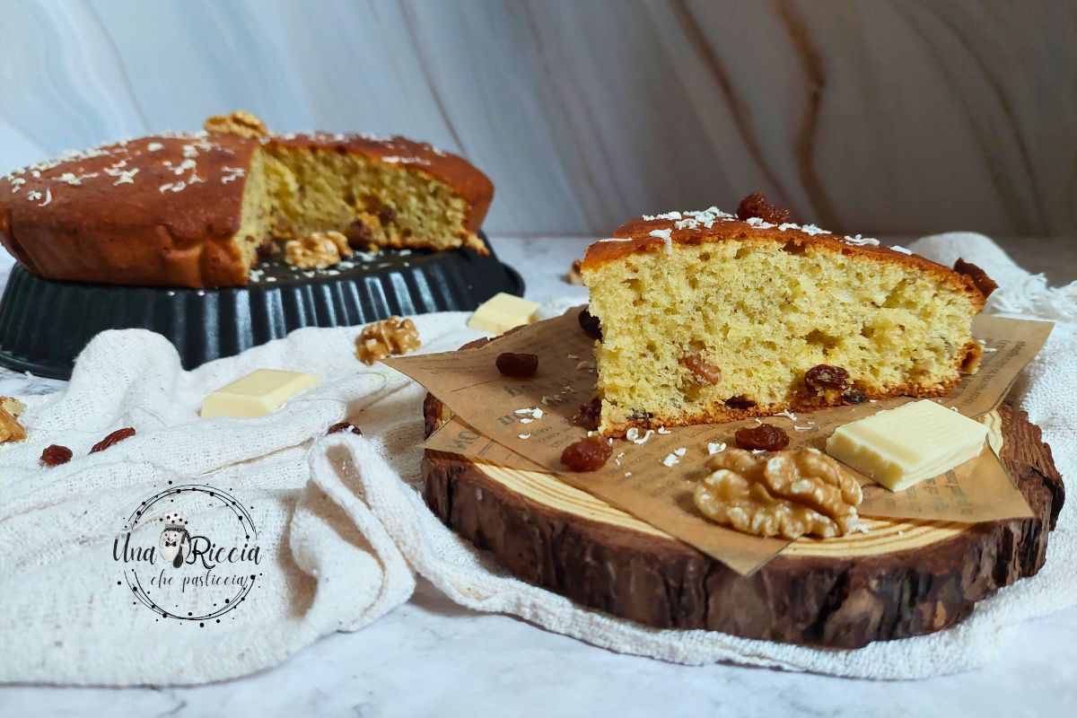 Bolo de chocolate branco, nozes e uva-passa
