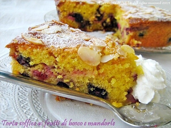 Bolo com amêndoas e frutas vermelhas