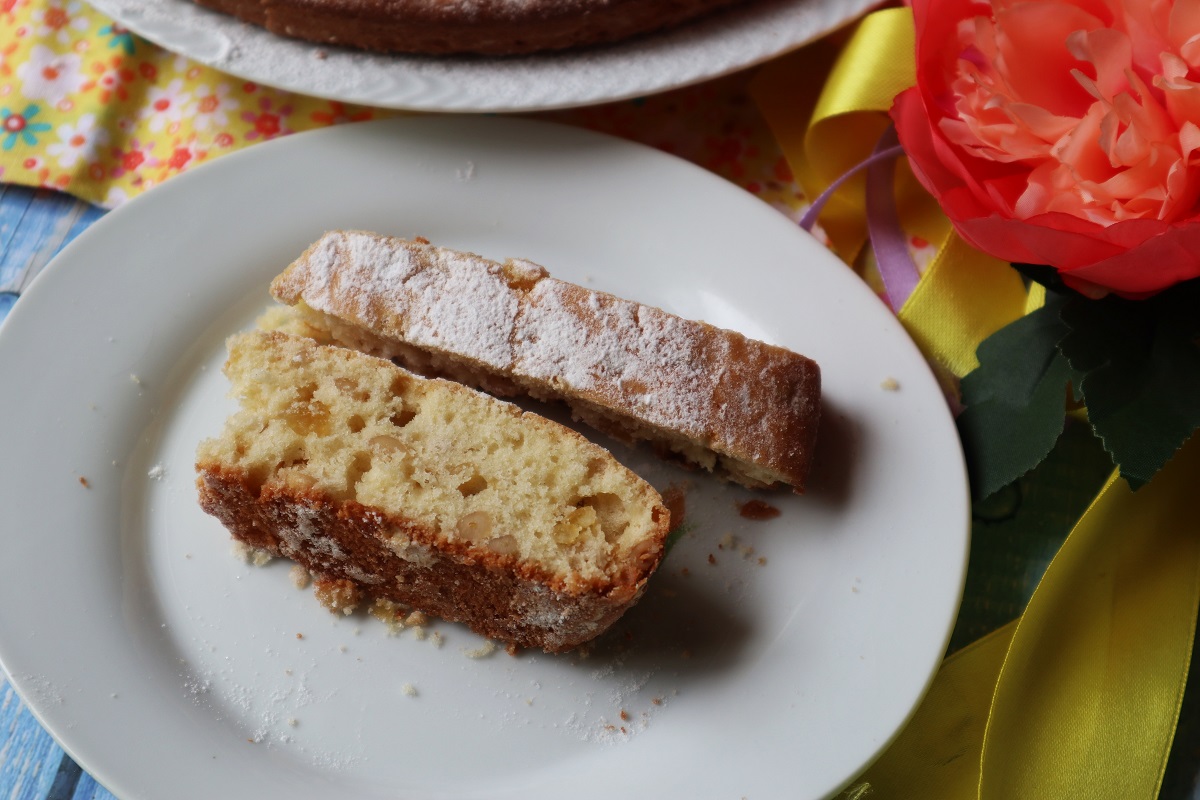 Bolo com casca de laranja cristalizada e pinoli