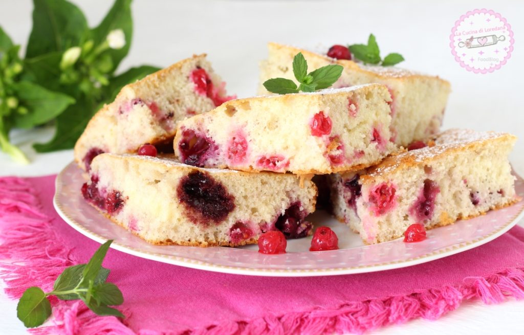 bolo com frutas vermelhas e geleia