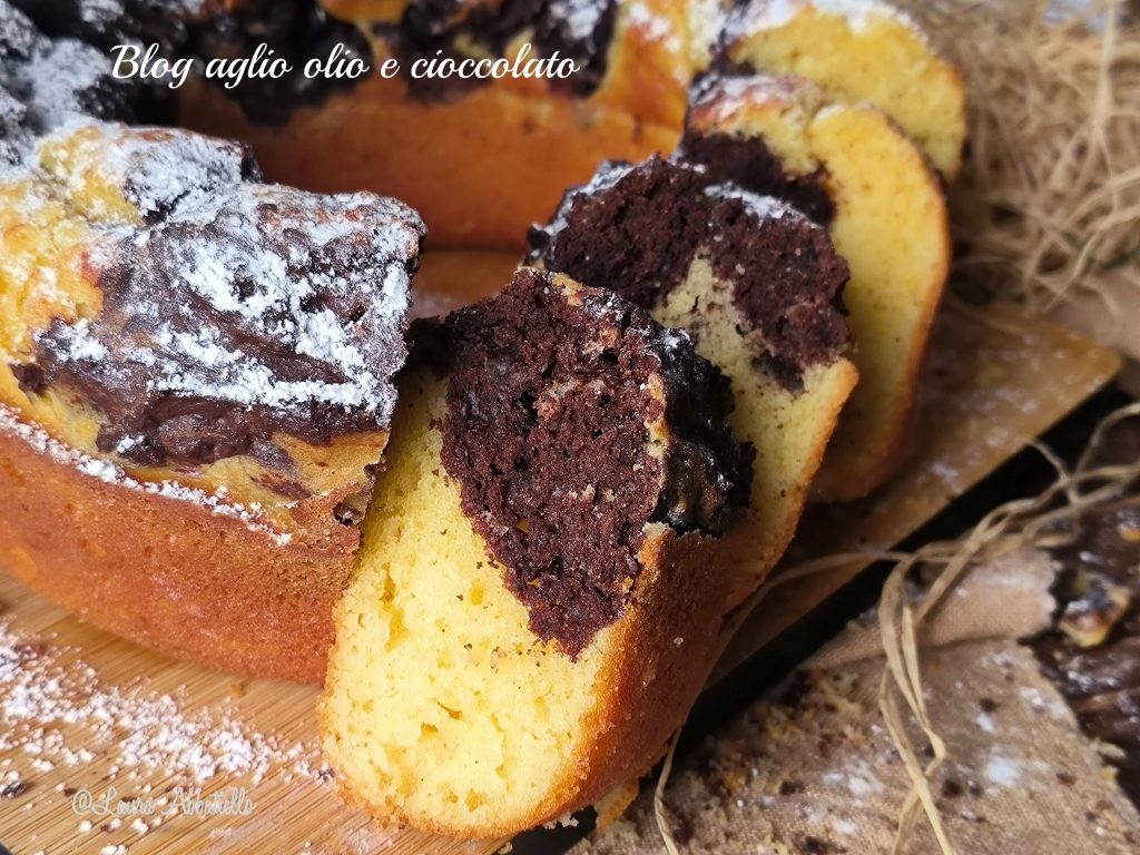 Bolo de anel bicolor fofo com iogurte sem manteiga e sem balança, você só precisa misturar por 5 minutos tudo na tigela